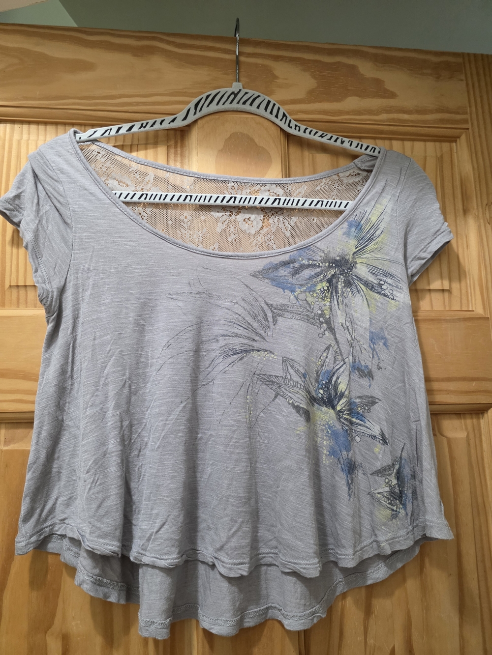 Women's Light Gray Floral Lace-Back Crop Top - Casual Scoop Neck